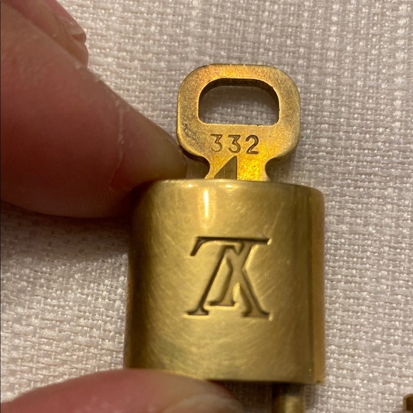 GC - Louis Vuitton Brass Padlock #332 with 1 key - Picture 2 of 4
